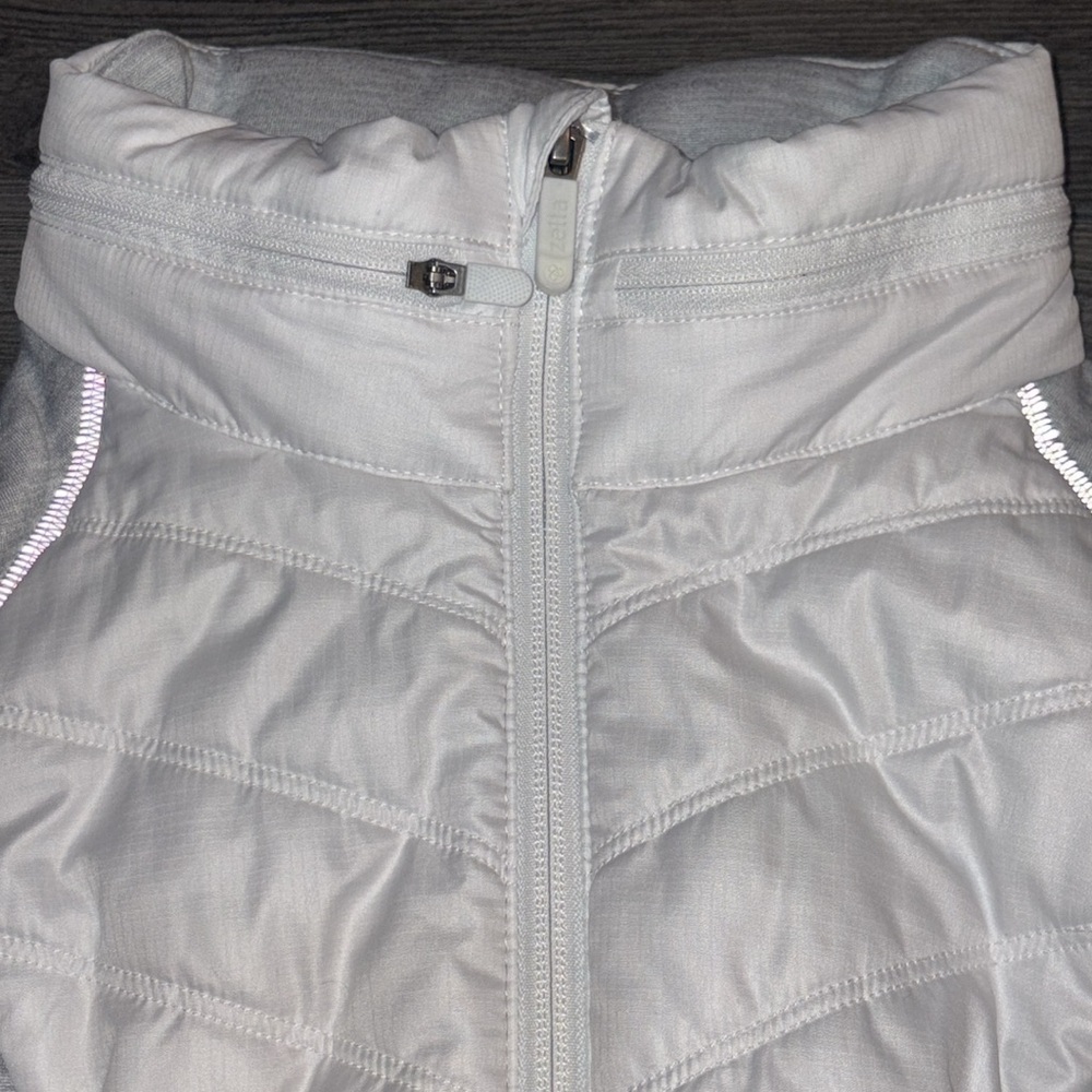 Zella Zelfusion Water Repellent Quilted Vest w/Hood Size Medium White/Gray - Picture 8 of 12